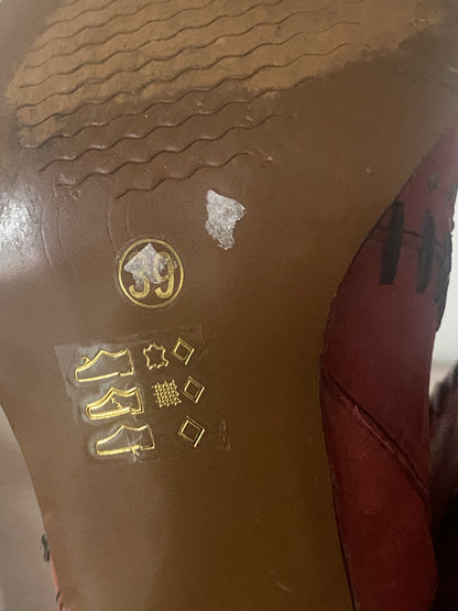 Lederstiefel in bordeaux rot mit schwarzer Verzierung und Absatz, Gr. 39