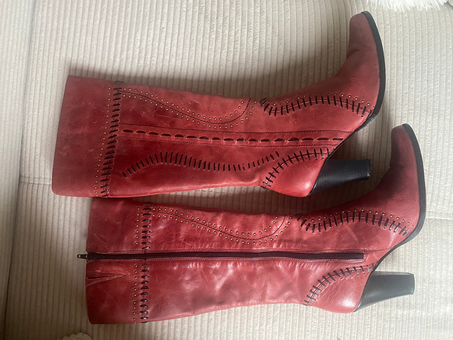 Lederstiefel in bordeaux rot mit schwarzer Verzierung und Absatz, Gr. 39