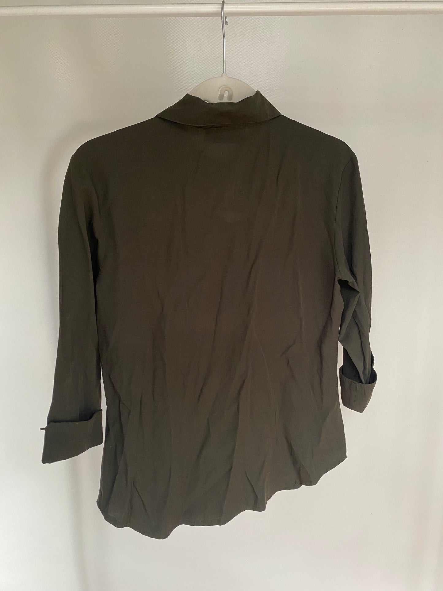 Pre-loved retro orsay Bluse in khaki grün, Viskose-Mix, S