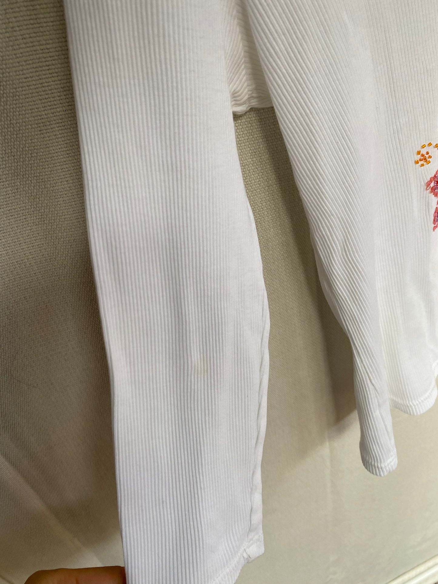 Retro Rippstrick Shirt in weiß mit Perlen-Verzierung, S