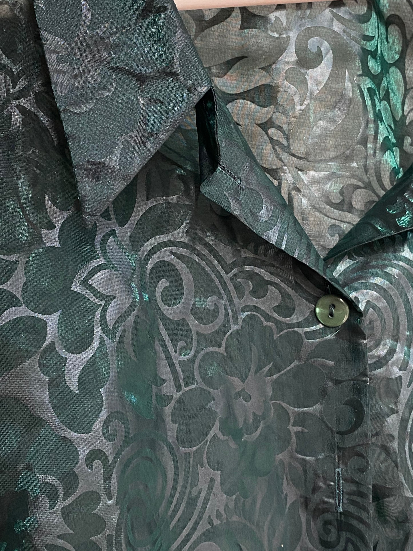 Transparente Bluse in dunkelgrün mit seidig glänzendem Muster, Onesize