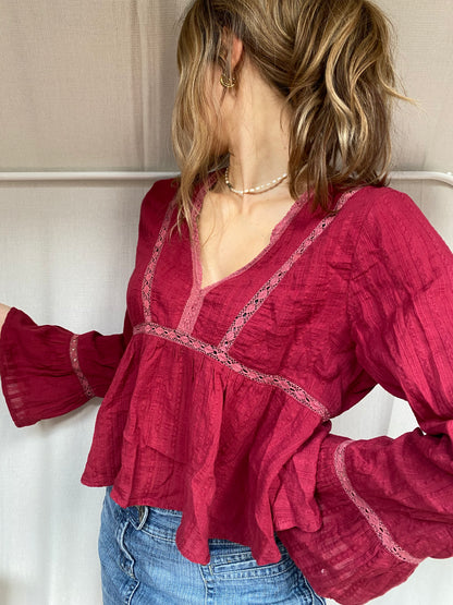 altar'd state Baumwoll Bluse in bordeaux rot mit Trompetenärmeln, L