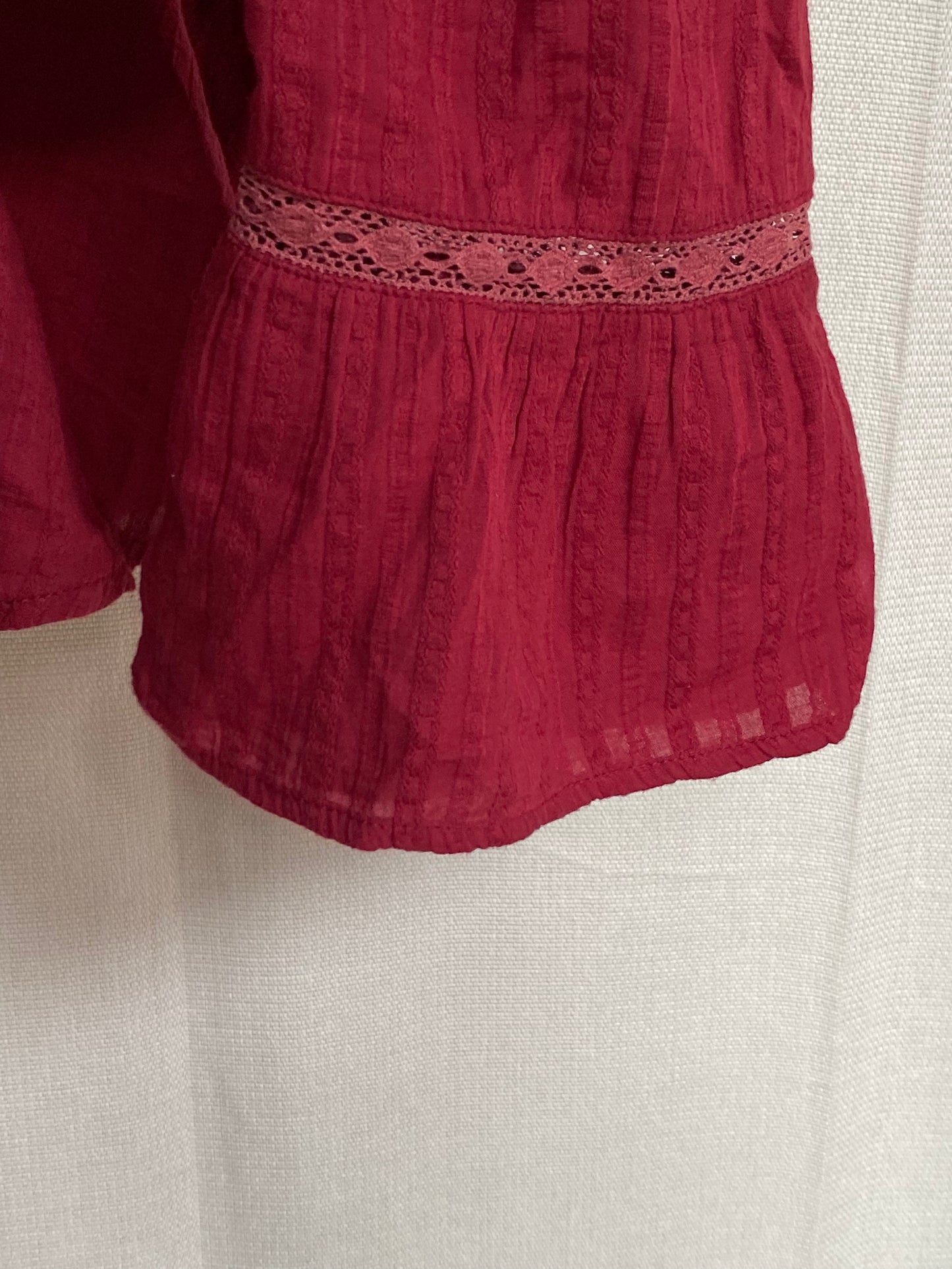altar'd state Baumwoll Bluse in bordeaux rot mit Trompetenärmeln, L