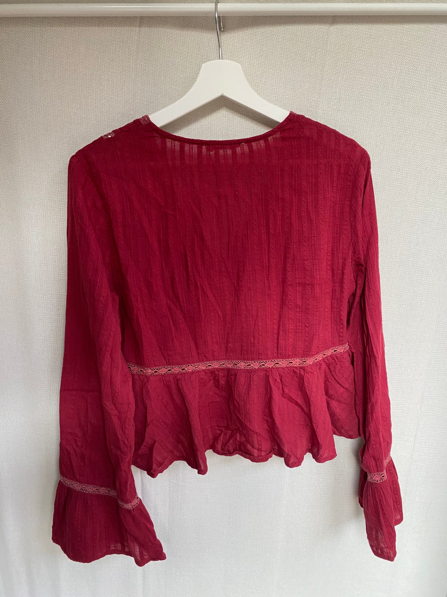 altar'd state Baumwoll Bluse in bordeaux rot mit Trompetenärmeln, L