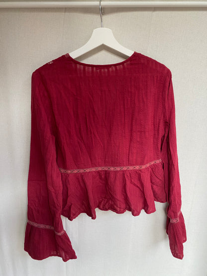 altar'd state Baumwoll Bluse in bordeaux rot mit Trompetenärmeln, L