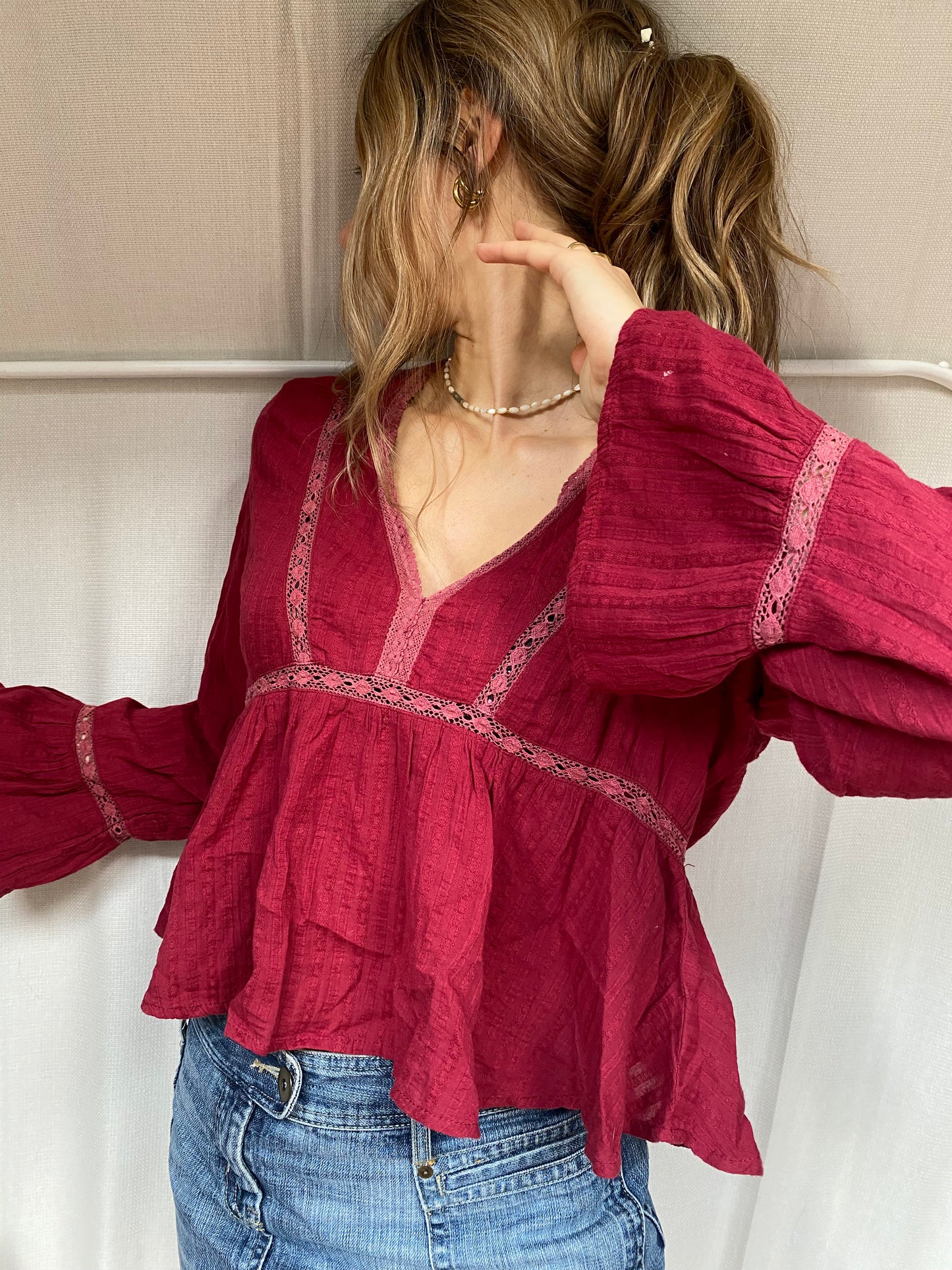 altar'd state Baumwoll Bluse in bordeaux rot mit Trompetenärmeln, L