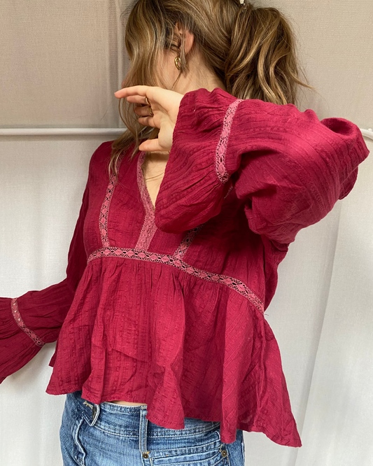 altar'd state Baumwoll Bluse in bordeaux rot mit Trompetenärmeln, L