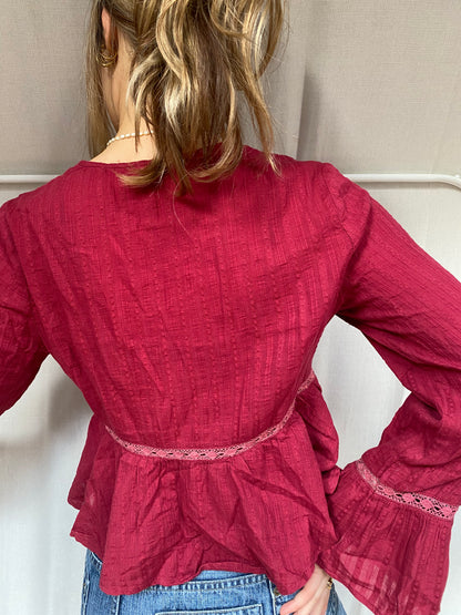 altar'd state Baumwoll Bluse in bordeaux rot mit Trompetenärmeln, L