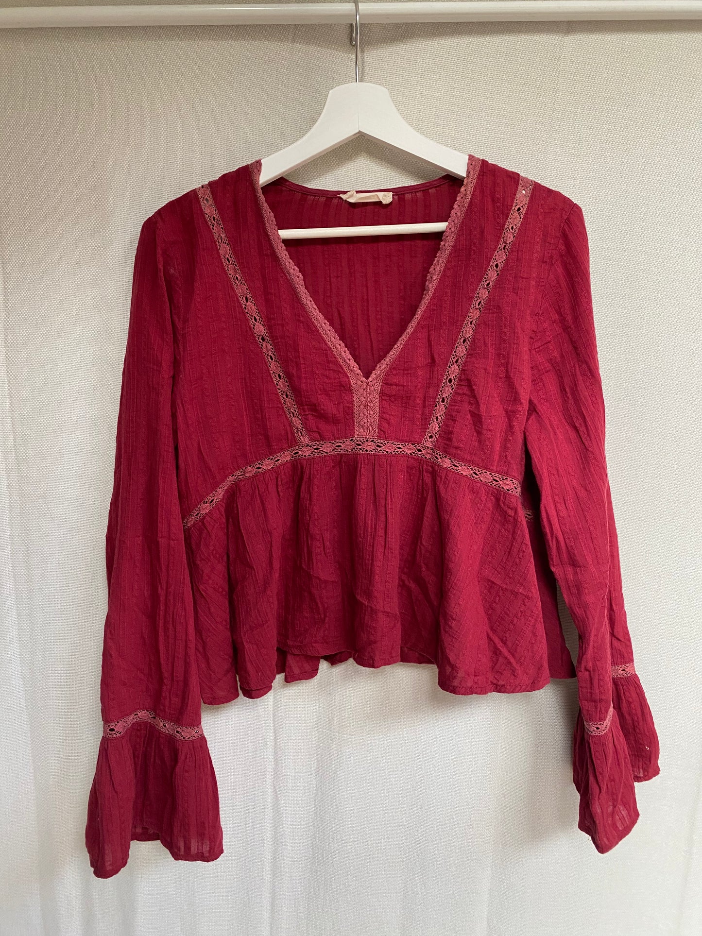 altar'd state Baumwoll Bluse in bordeaux rot mit Trompetenärmeln, L