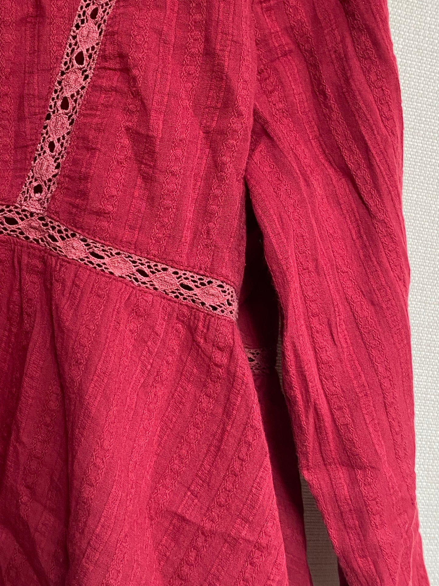 altar'd state Baumwoll Bluse in bordeaux rot mit Trompetenärmeln, L