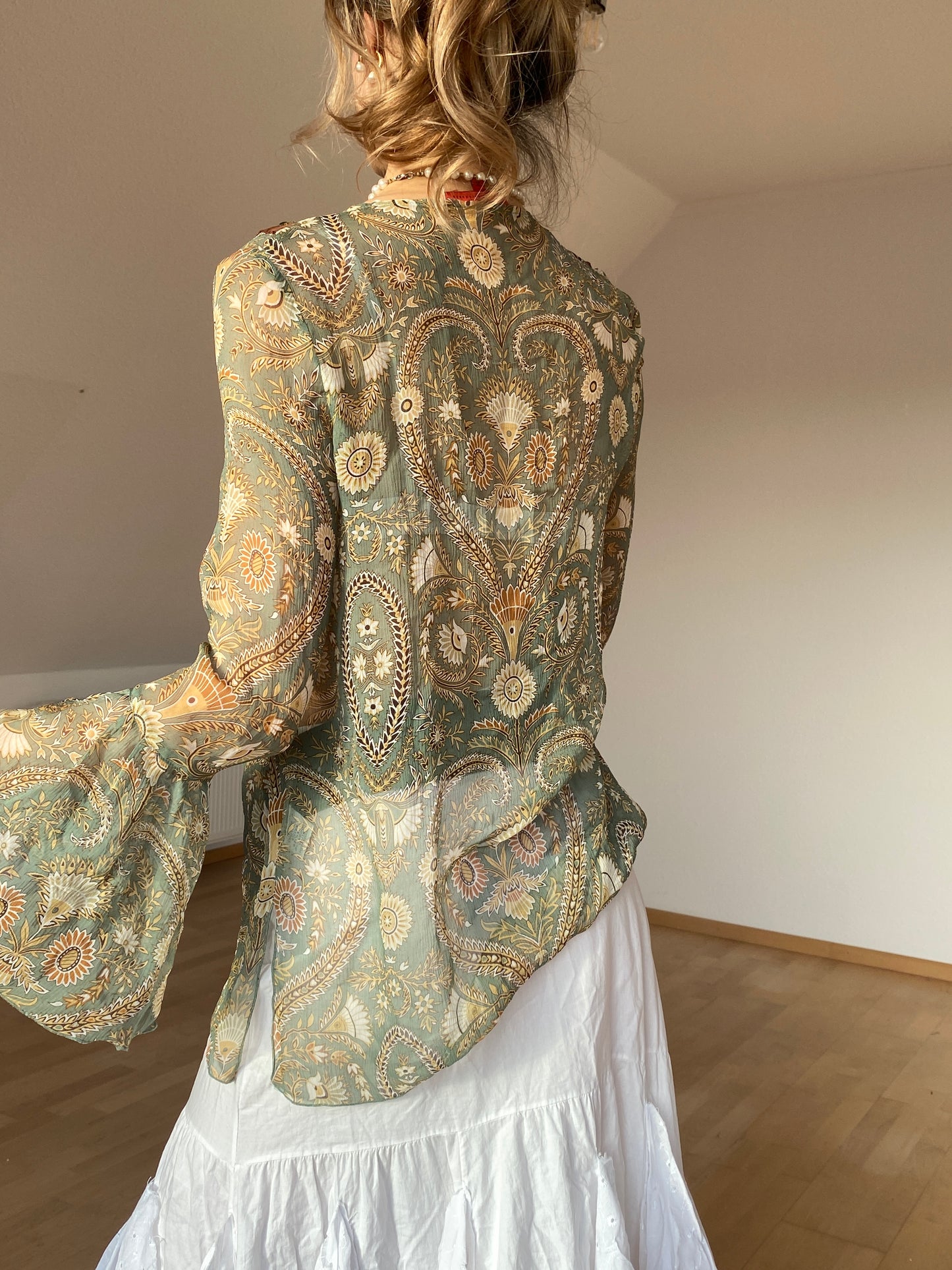 Fairy halbtransparente Seidenbluse Trompetenärmel, Pailletten, grün, M