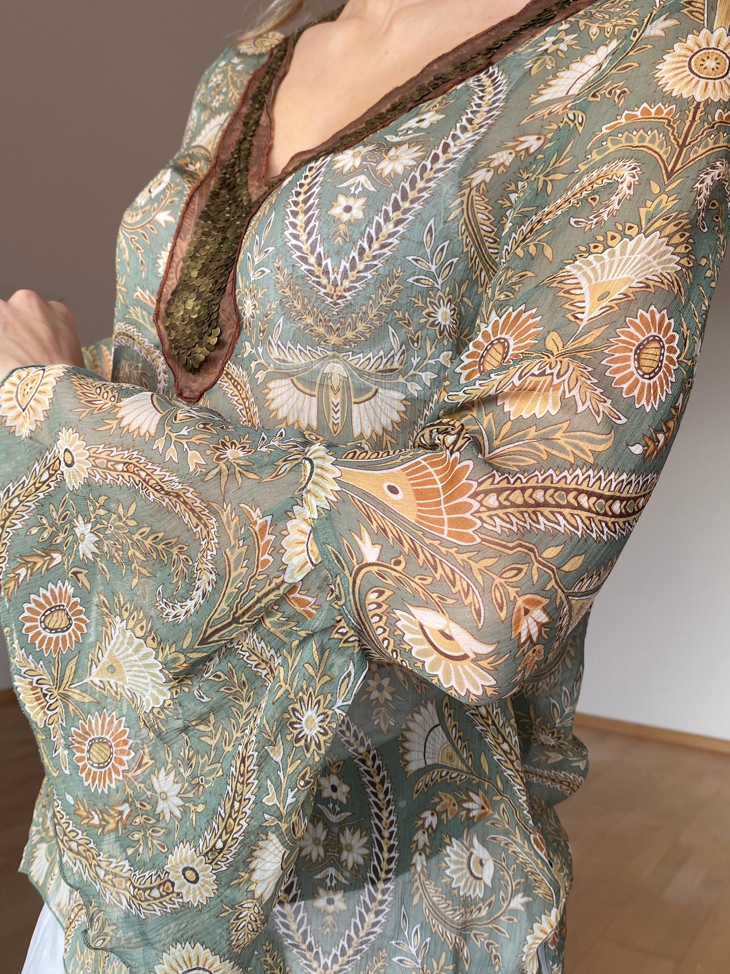 Fairy halbtransparente Seidenbluse Trompetenärmel, Pailletten, grün, M