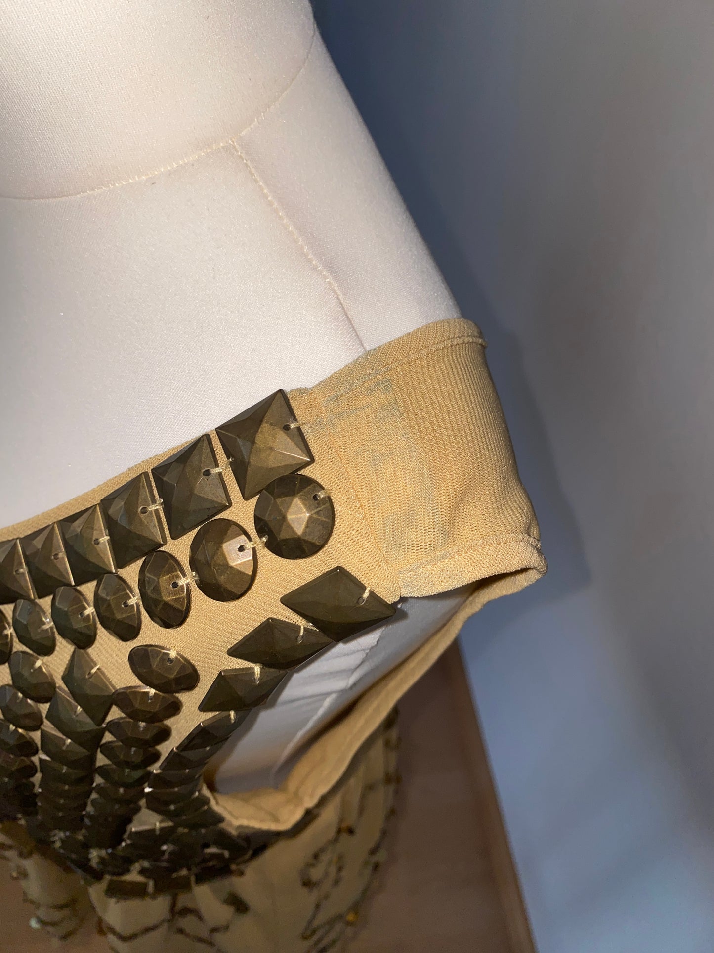 Goldenes Pailletten Top mit Nieten in Metall bronze, Mesh Stoff, M, L