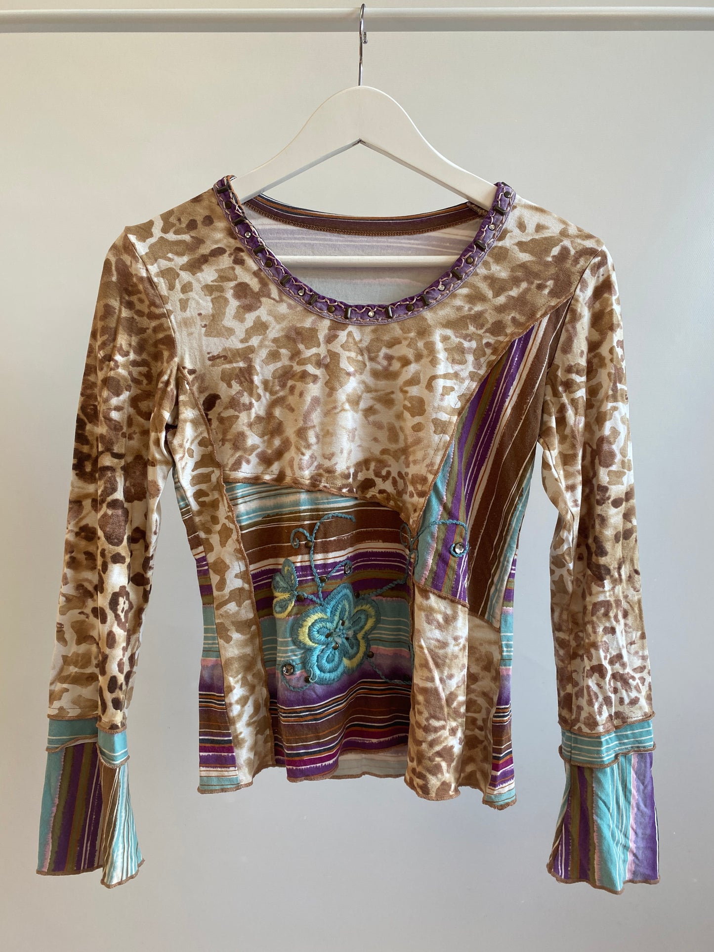 Traumhaftes multicolor verziertes Longsleeve Trompetenärmel, S