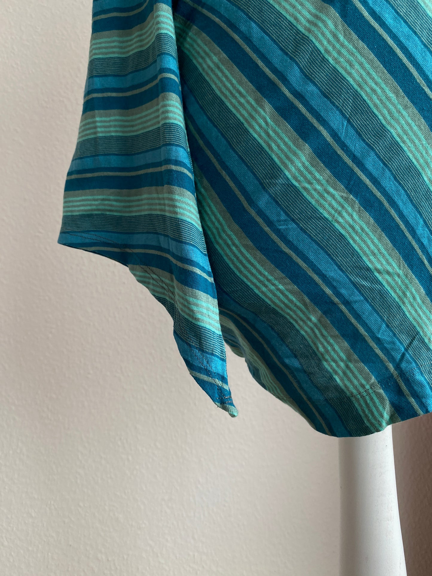 Offshoulder asymmetrisches Shirt in Türkis blau gestreift, L