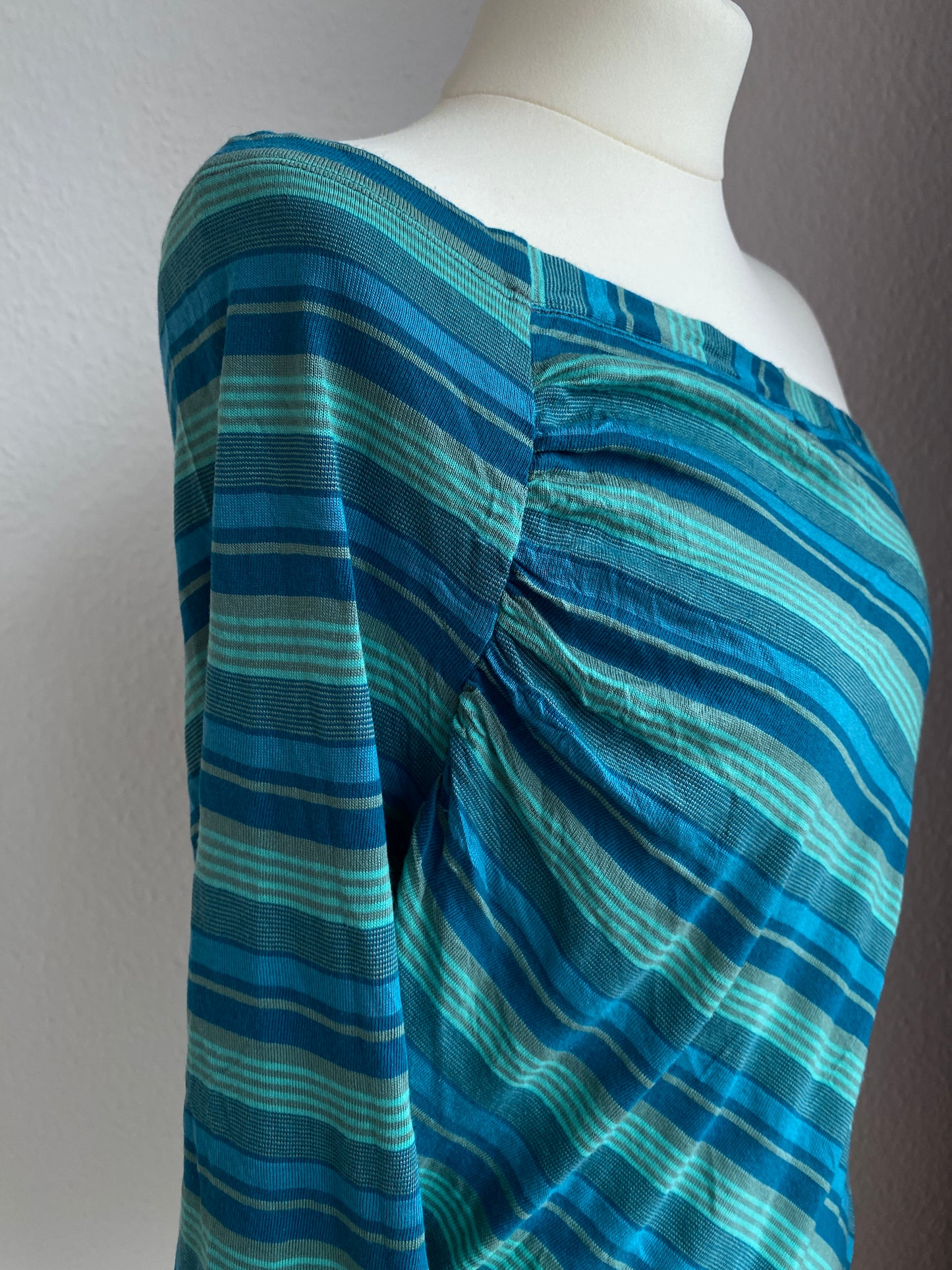 Offshoulder asymmetrisches Shirt in Türkis blau gestreift, L