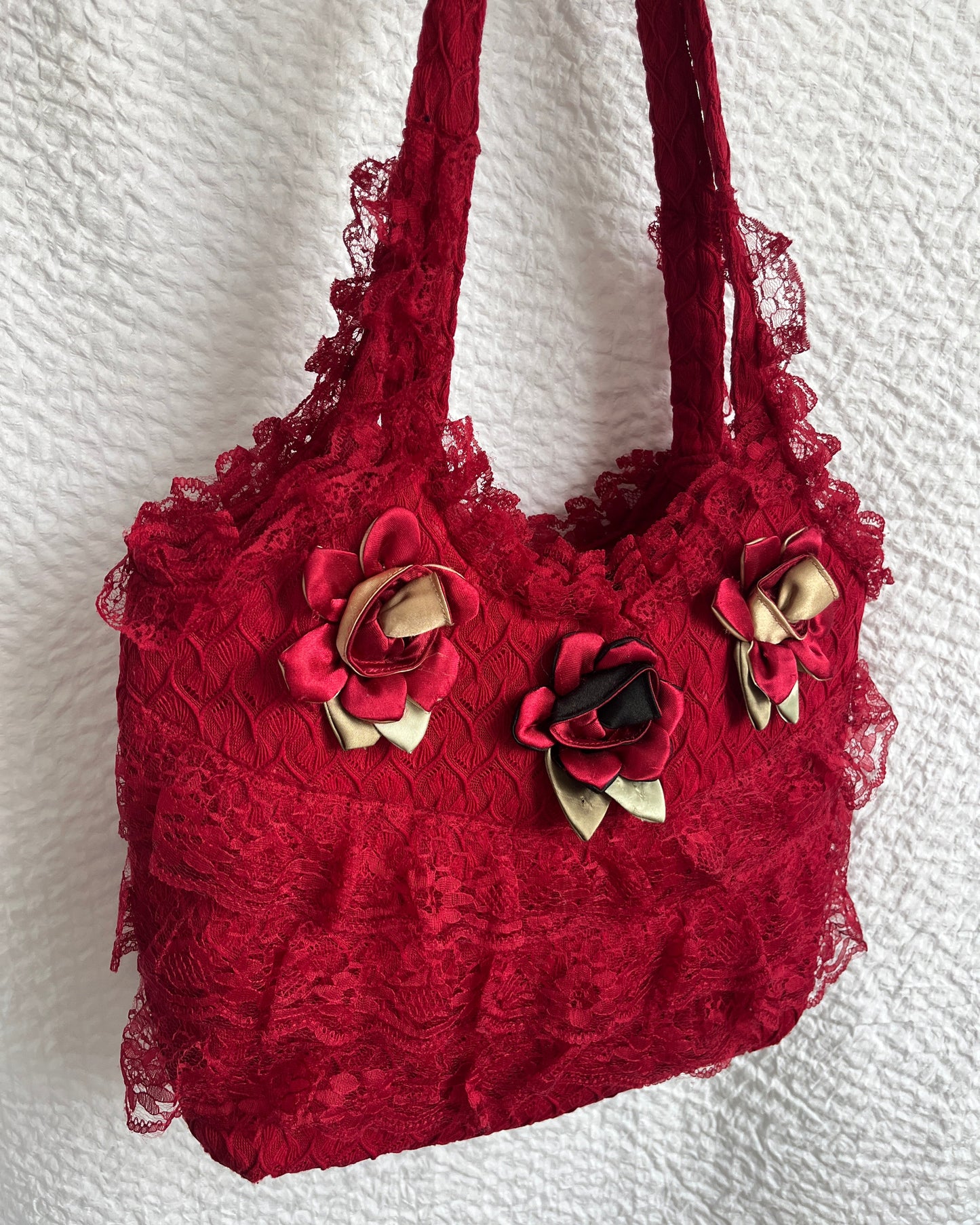Handtasche aus rotem Stoff mit Spitze und Rosen-Verzierung