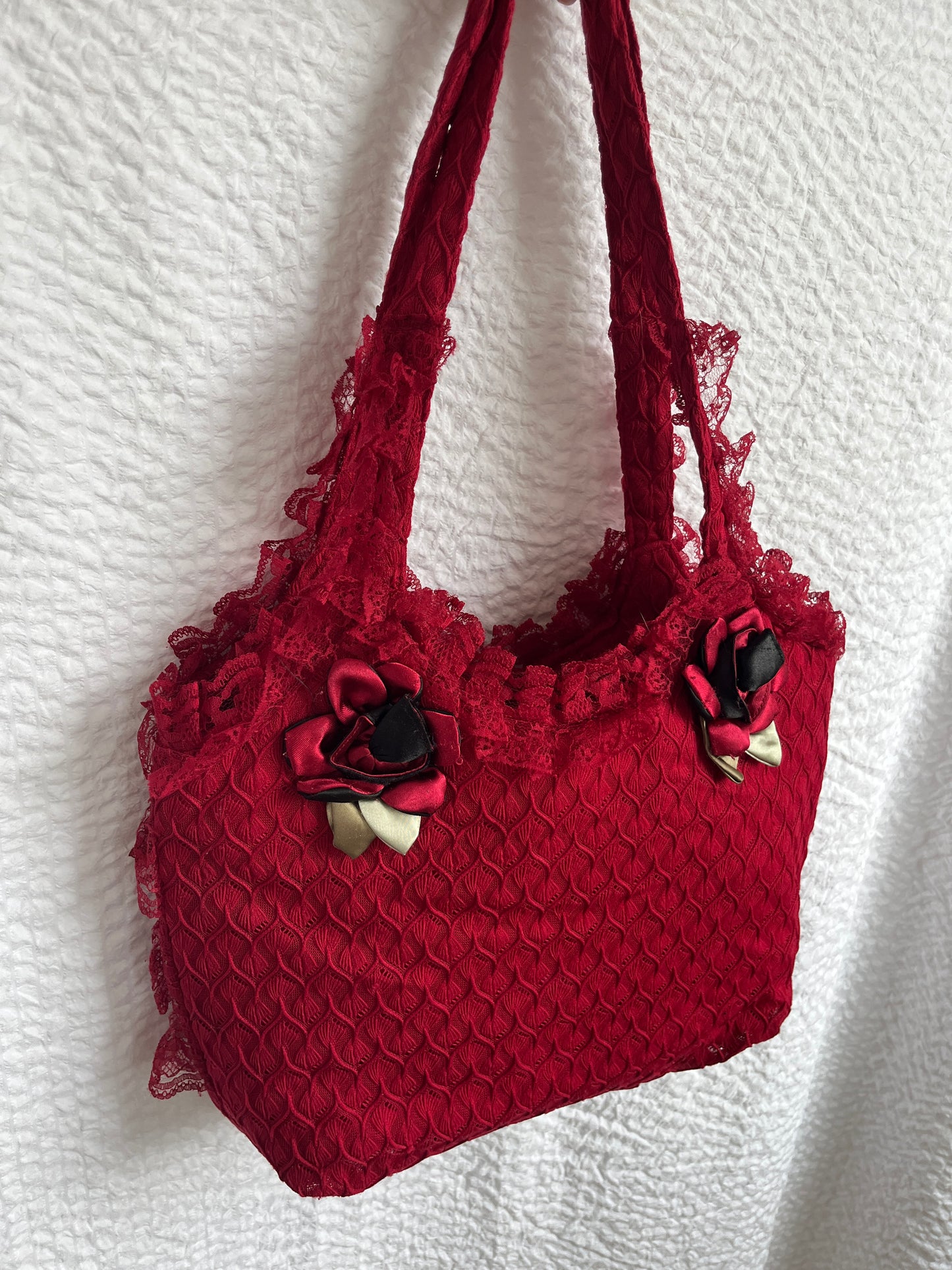 Handtasche aus rotem Stoff mit Spitze und Rosen-Verzierung