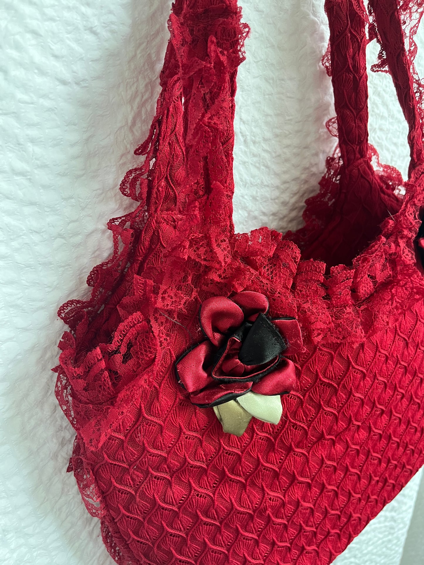 Handtasche aus rotem Stoff mit Spitze und Rosen-Verzierung