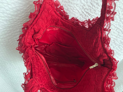 Handtasche aus rotem Stoff mit Spitze und Rosen-Verzierung