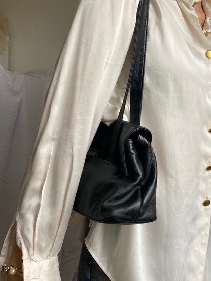 Schwarze Schultertasche aus Echtleder von Gerry Weber im Baguette-Stil mit silberner Logo-Schnalle und Reißverschlussfach