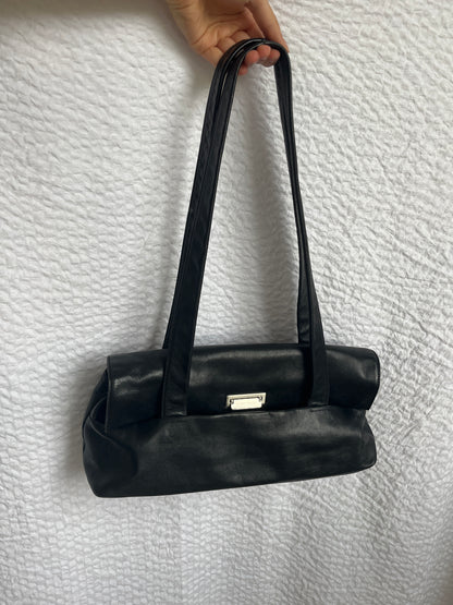 Elegante Echtleder Handtasche in schwarz im Baguette Stil