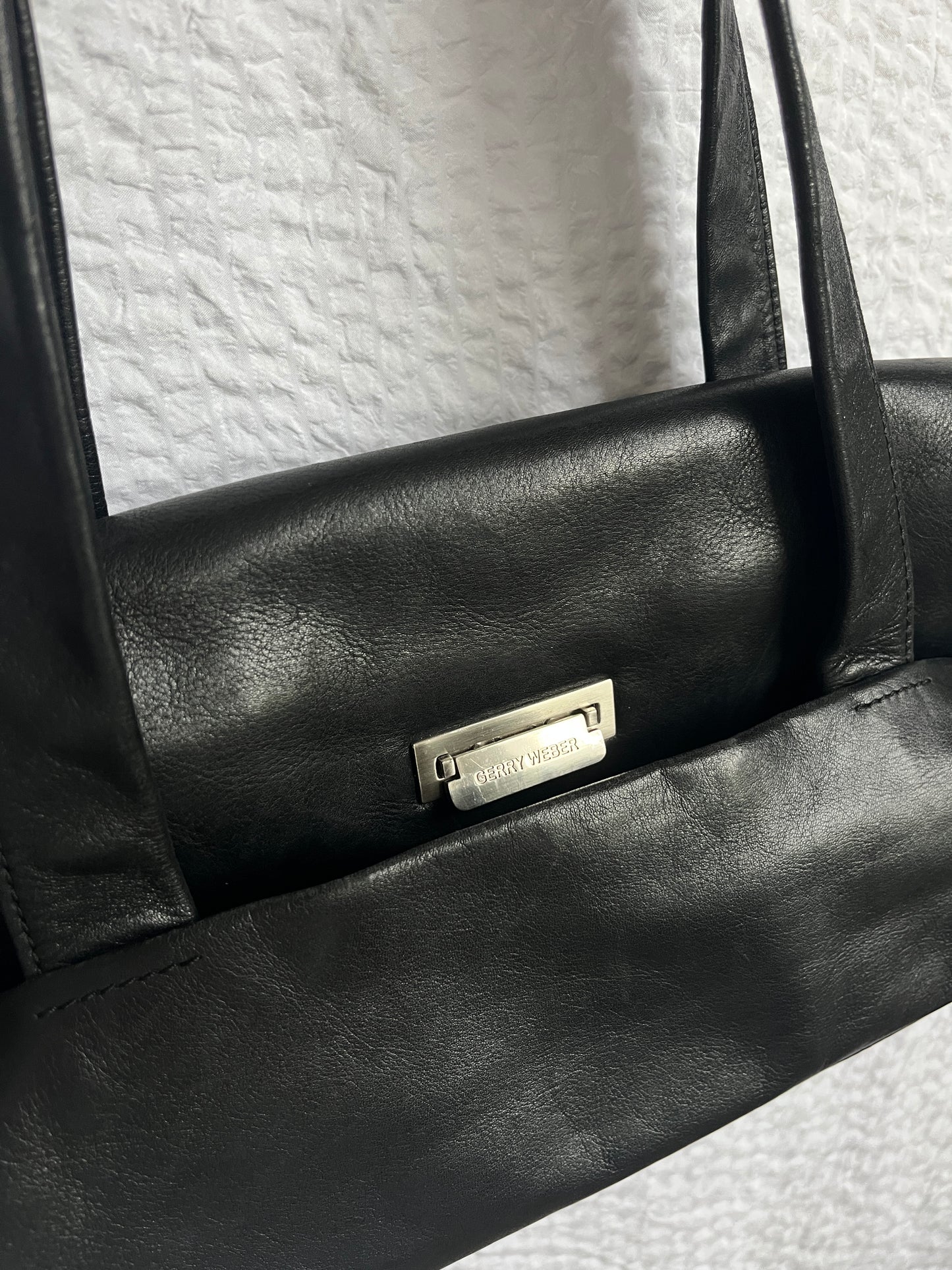 Elegante Echtleder Handtasche in schwarz im Baguette Stil