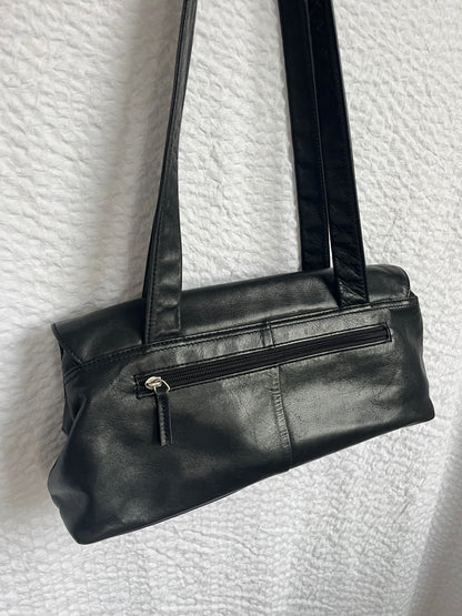 Elegante Echtleder Handtasche in schwarz im Baguette Stil
