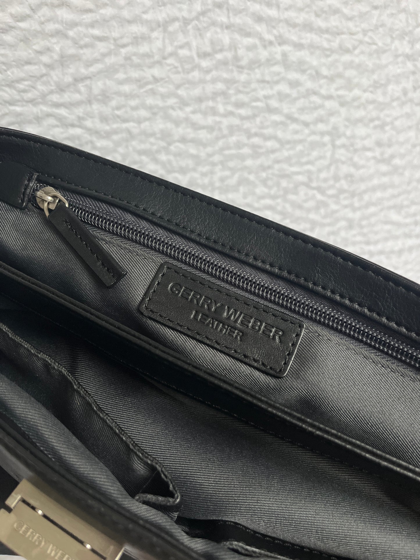 Elegante Echtleder Handtasche in schwarz im Baguette Stil