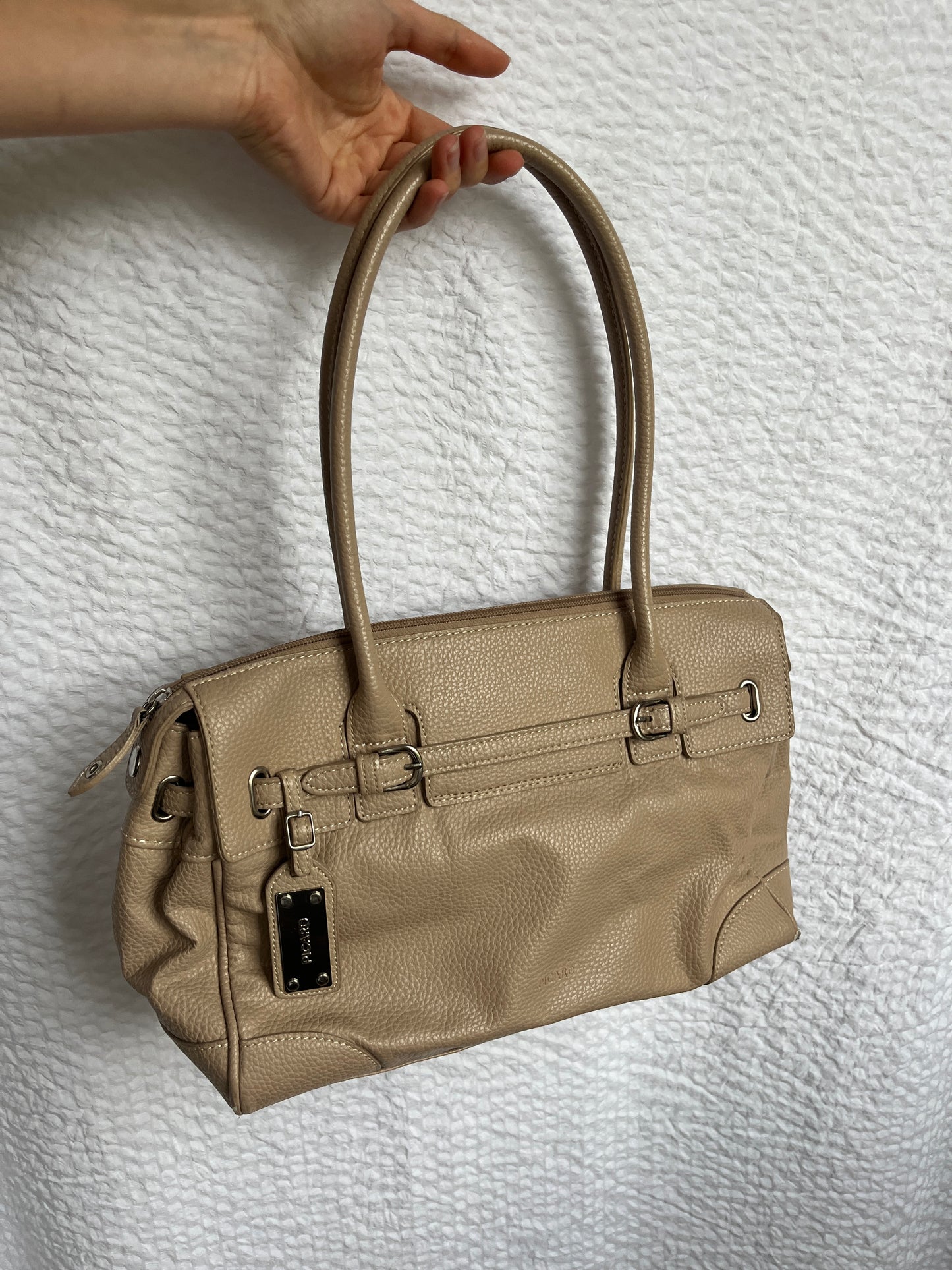 Beigefarbene PICARD Lederhandtasche mit strukturiertem Material, Schnallendetails und Innentaschen – gut erhaltenes Second-Hand-Accessoire
