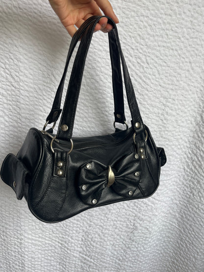 Trendige schwarze Retro-Handtasche im Y2K-Stil mit Glitzerschleife und Metallringen – Second-Hand Tasche in gutem Zustand