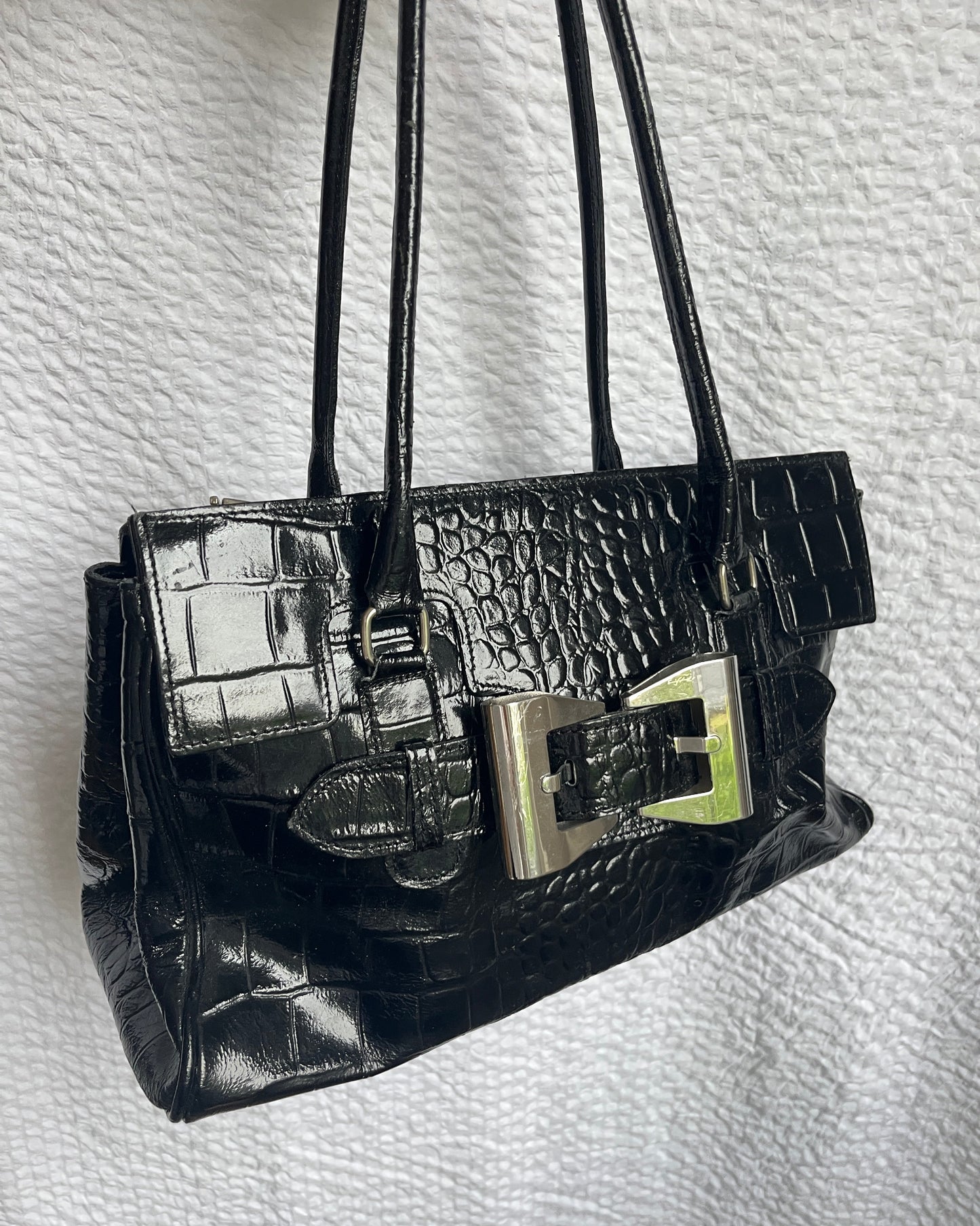 Schwarze Kroko-Look Ledertasche im Vintage-Stil mit stabilem Boden, Reißverschluss und Schulterriemen – hochwertiges Einzelstück aus Italien