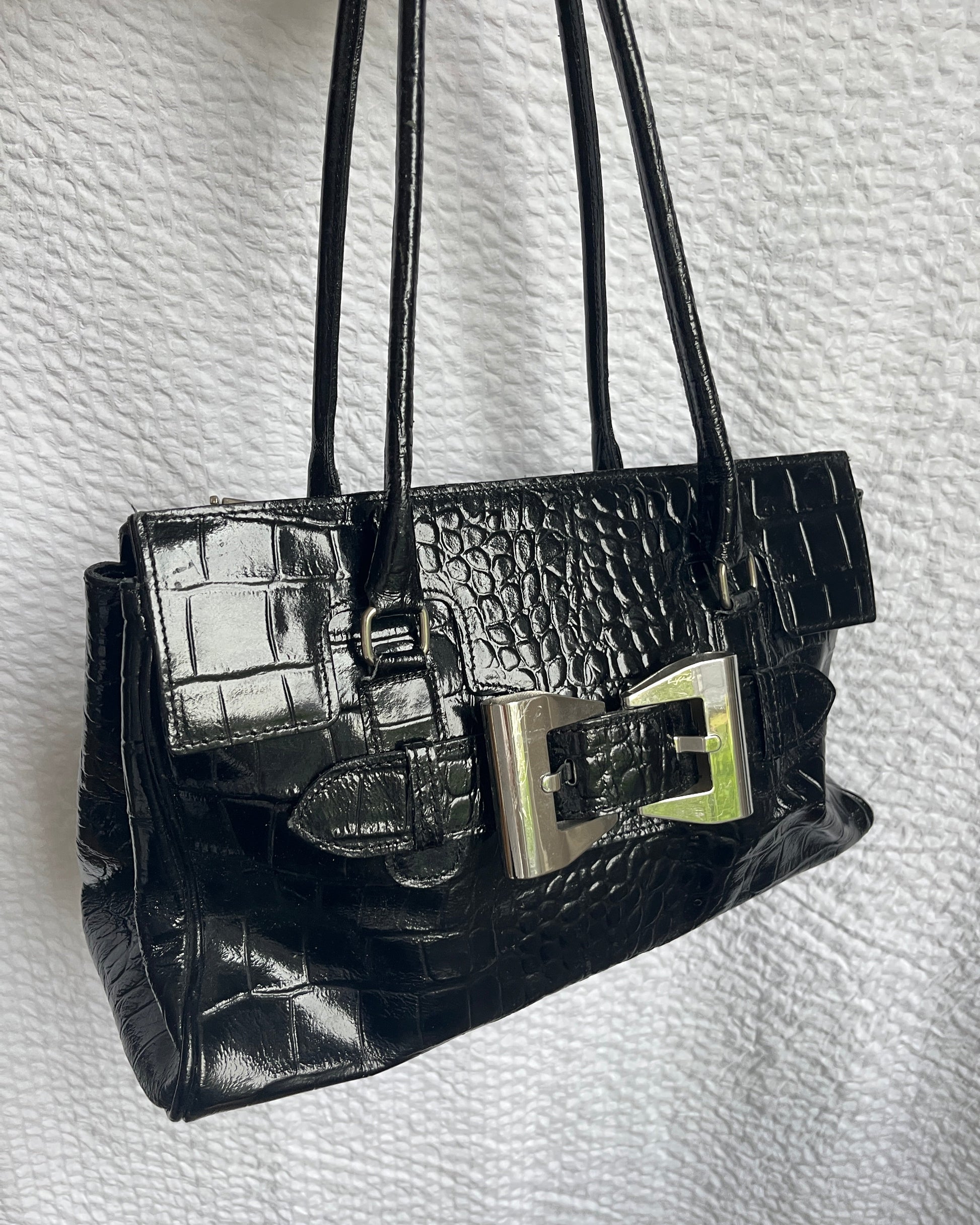 Schwarze Kroko-Look Ledertasche im Vintage-Stil mit stabilem Boden, Reißverschluss und Schulterriemen – hochwertiges Einzelstück aus Italien