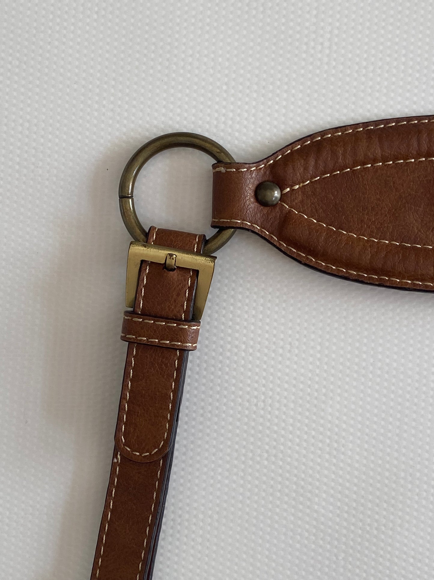 Lederhandtasche in cognacbraun, Baguette Stil, Metallnieten