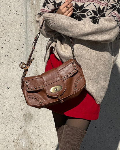 Lederhandtasche in cognacbraun, Baguette Stil, Metallnieten