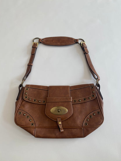 Lederhandtasche in cognacbraun, Baguette Stil, Metallnieten