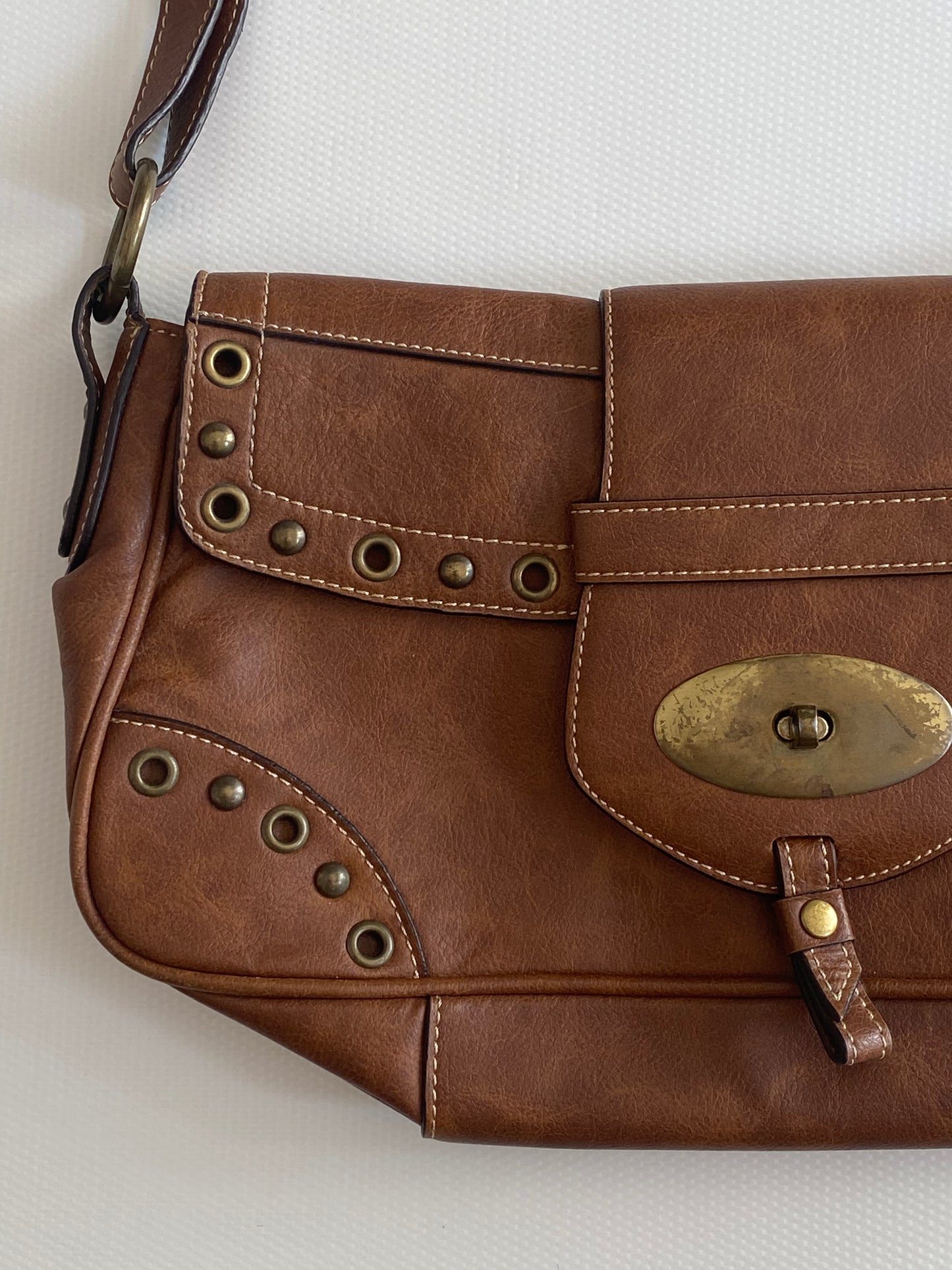 Lederhandtasche in cognacbraun, Baguette Stil, Metallnieten