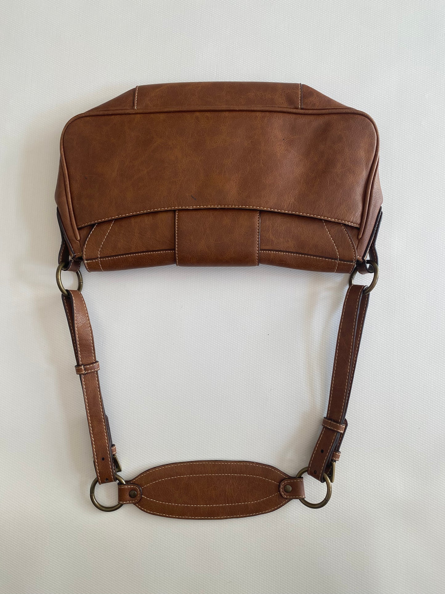 Lederhandtasche in cognacbraun, Baguette Stil, Metallnieten