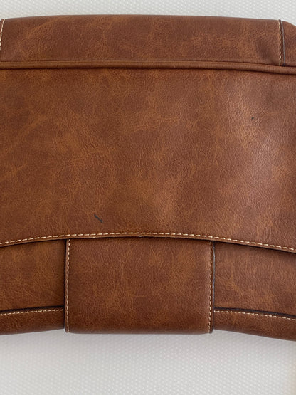 Lederhandtasche in cognacbraun, Baguette Stil, Metallnieten