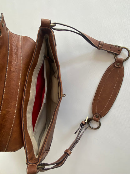 Lederhandtasche in cognacbraun, Baguette Stil, Metallnieten