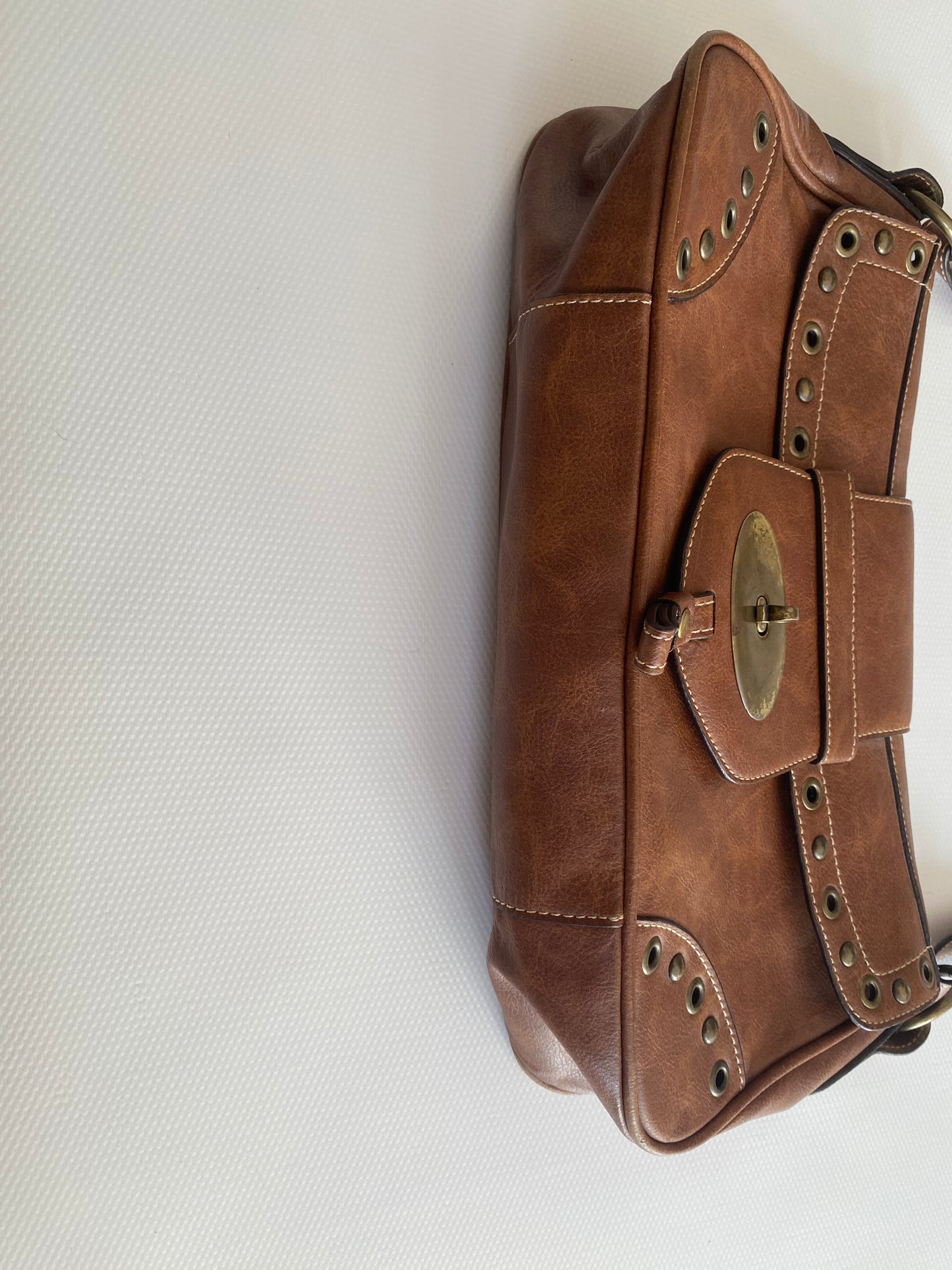 Lederhandtasche in cognacbraun, Baguette Stil, Metallnieten