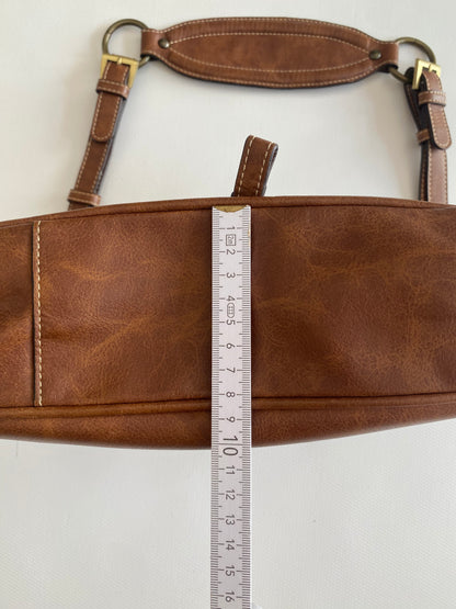 Lederhandtasche in cognacbraun, Baguette Stil, Metallnieten