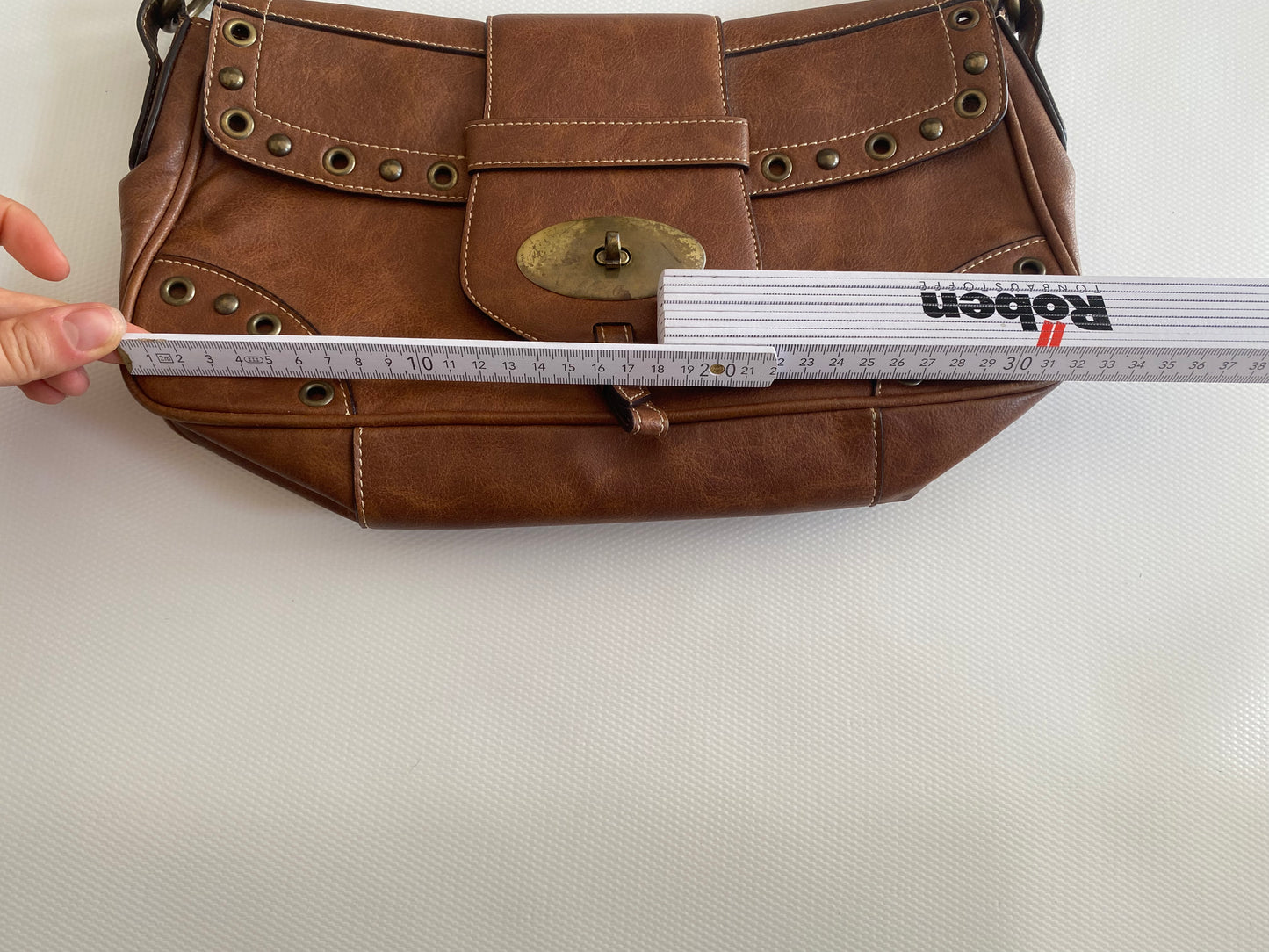 Lederhandtasche in cognacbraun, Baguette Stil, Metallnieten