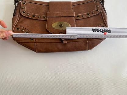 Lederhandtasche in cognacbraun, Baguette Stil, Metallnieten