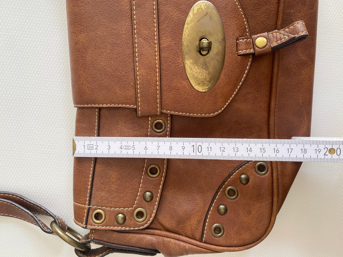 Lederhandtasche in cognacbraun, Baguette Stil, Metallnieten