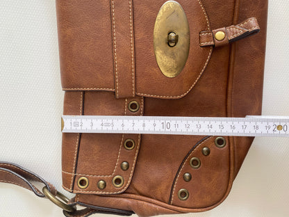 Lederhandtasche in cognacbraun, Baguette Stil, Metallnieten