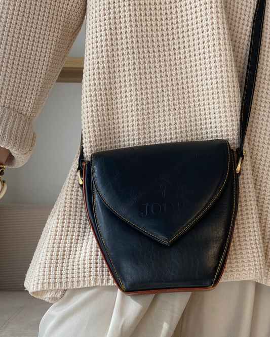 JOOP! Crossbody Retro Lederhandtasche in schwarz mit Logoprägung