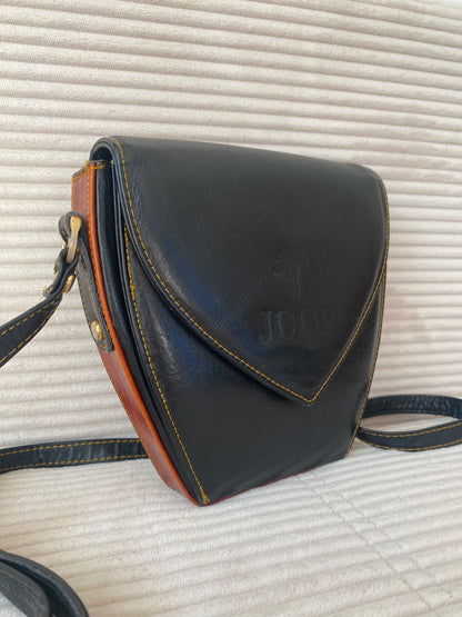 JOOP! Crossbody Retro Lederhandtasche in schwarz mit Logoprägung