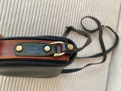 JOOP! Crossbody Retro Lederhandtasche in schwarz mit Logoprägung