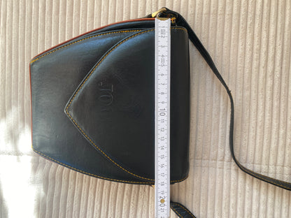 JOOP! Crossbody Retro Lederhandtasche in schwarz mit Logoprägung